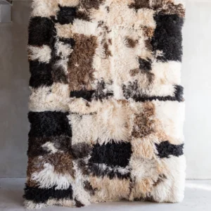 Lokkis lambanahkadest vaip