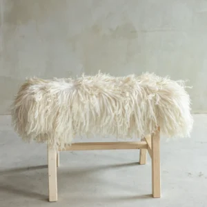 Mägilambanahaga kaetud puidust pink