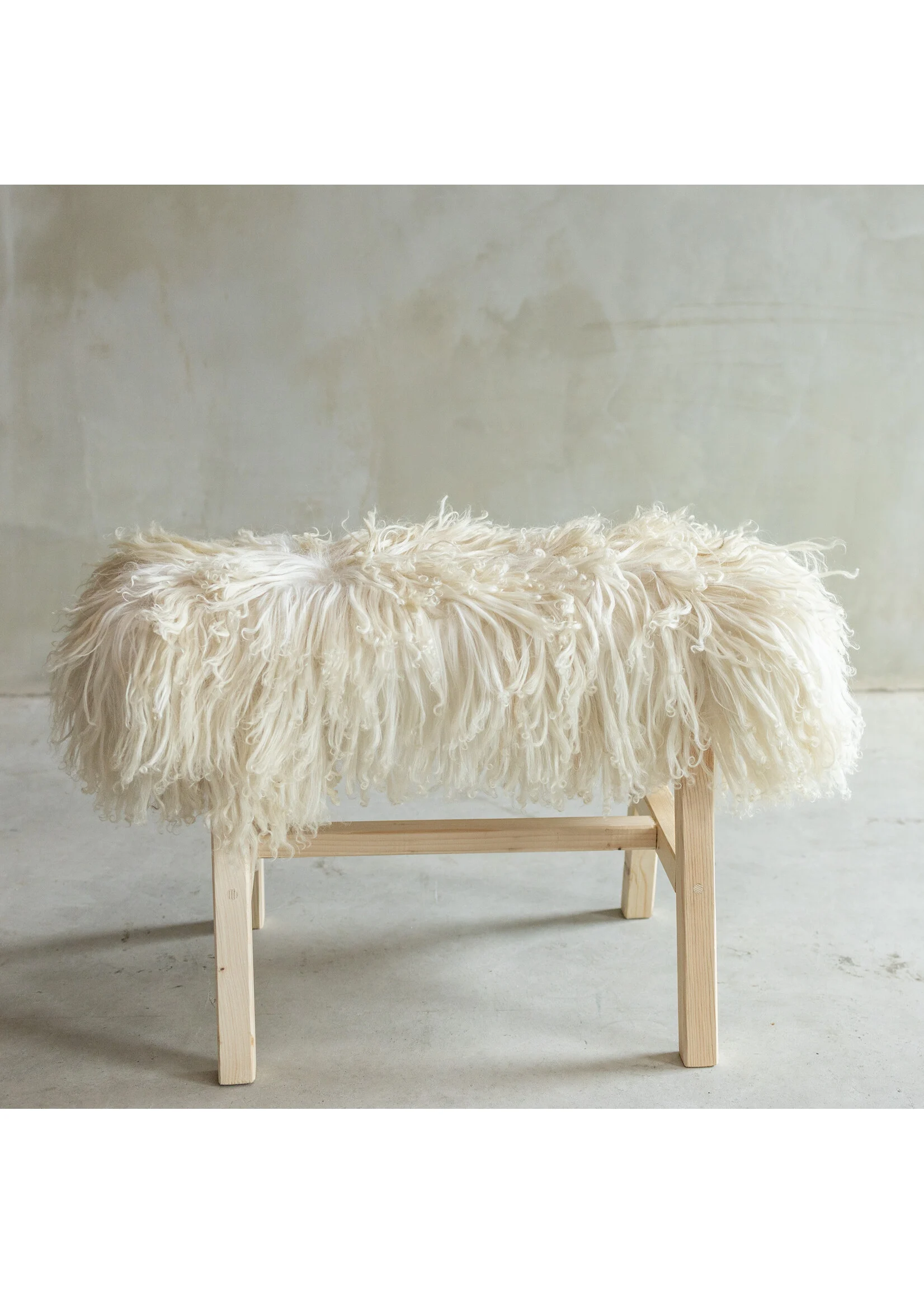 Mägilambanahaga kaetud puidust pink