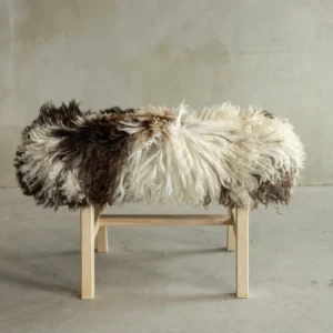 Mägilambanahaga kaetud puidust pink