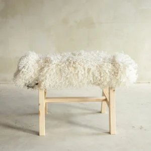 Mägilambanahaga kaetud puidust pink